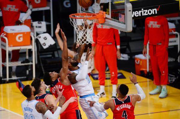 开云体育登录网站入口-出战43分钟手感冰封 詹姆斯：受伤了才会考虑休息